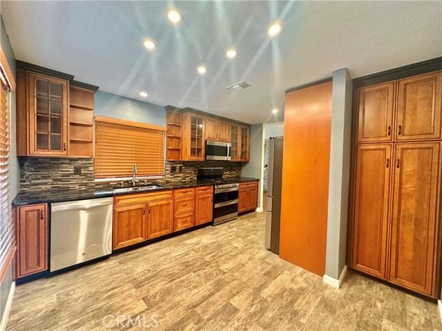 Detail Gallery Image 8 of 35 For 12654 Jade Road, Victorville,  CA 92392 - 4 Beds | 2 Baths