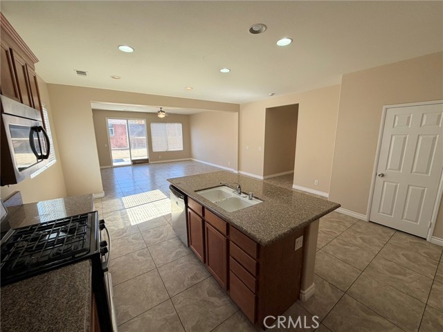 Detail Gallery Image 4 of 27 For 12810 Ethan, Victorville,  CA 92392 - 4 Beds | 2 Baths