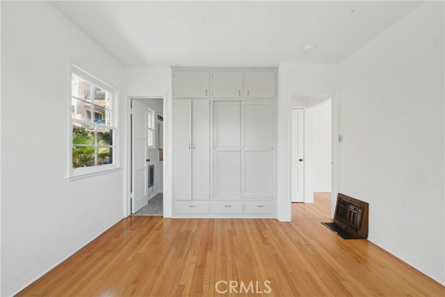 1327 S Burnside Avenue, Los Angeles CA: https://media.crmls.org/medias/8b8f4ddb-f93b-42c4-92a4-7f29a73faa02.jpg