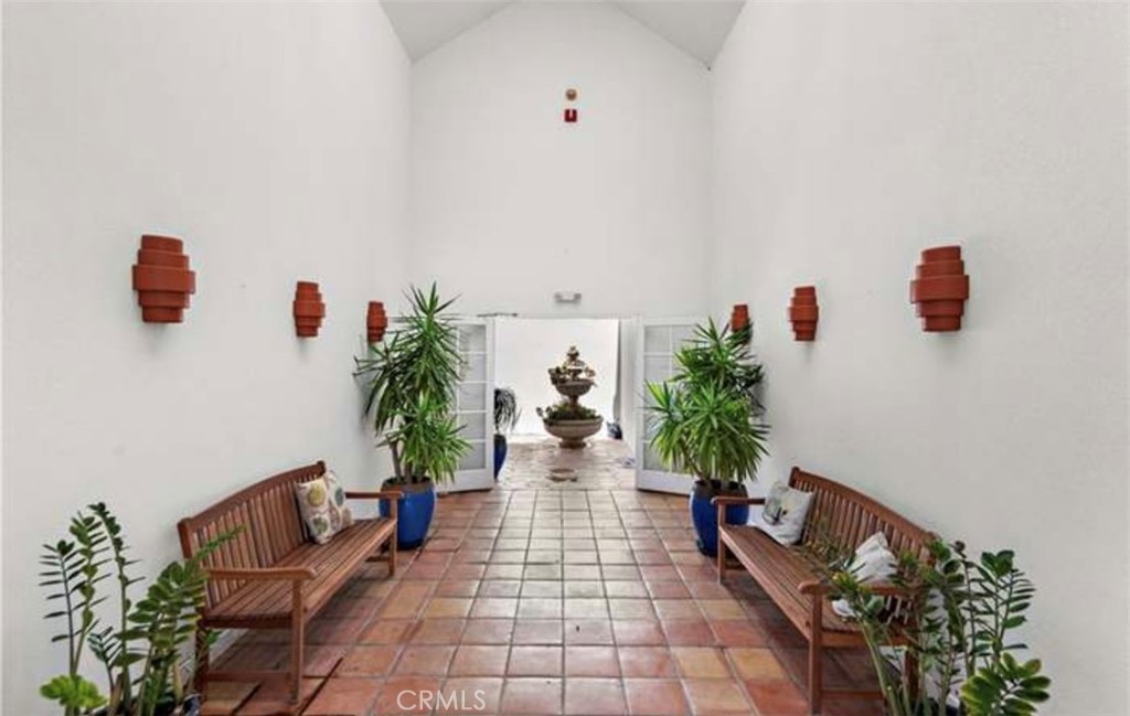https://media.crmls.org/medias/8b904280-f547-4329-bbe8-e05fe7c0a836.jpg?preset=X-Large