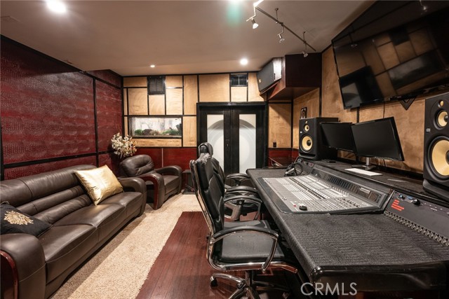 23123 Oxnard Street, Woodland Hills CA: https://media.crmls.org/medias/8b90a82e-43f2-4132-9ff2-a70bdfa60b61.jpg