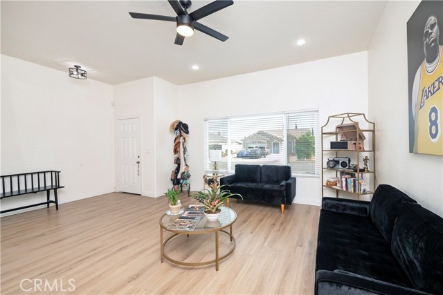 1586 W Mcwethy Street, Rialto CA: https://media.crmls.org/medias/8b90db15-32d9-4f76-810b-a7ccd9cfe3d8.jpg