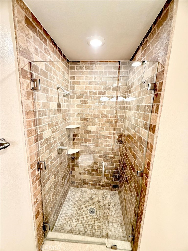 https://media.crmls.org/medias/8b91cd0f-ffdd-4c84-b70c-3e8efe48254d.jpg?preset=X-Large
