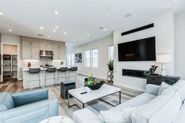 260 Holliston, Lake Forest CA: https://media.crmls.org/medias/8b92027b-56ad-4a29-8f81-475a6fd6d045.jpg