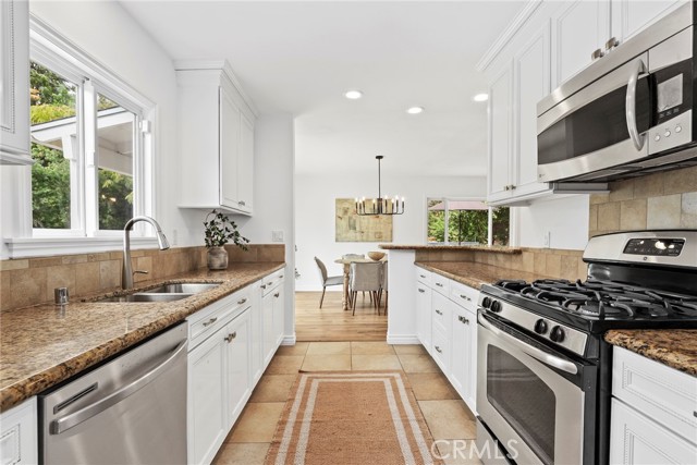 Detail Gallery Image 9 of 44 For 4410 Canoga Dr, Woodland Hills,  CA 91364 - 4 Beds | 3 Baths