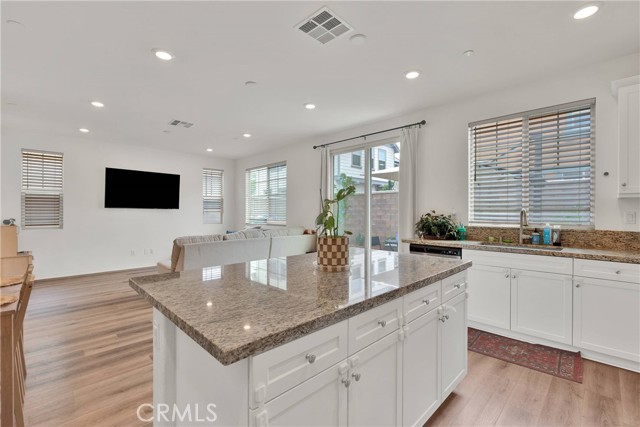 16718 Wyndham Lane, Fontana CA: https://media.crmls.org/medias/8b96159d-96c1-4ca0-93c7-5641e818791f.jpg