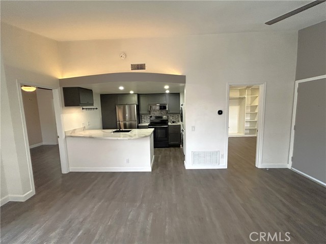 Detail Gallery Image 3 of 21 For 3719 Oak Creek, Ontario,  CA 91761 - 2 Beds | 2 Baths