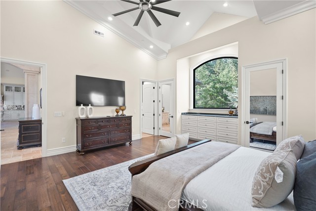 Detail Gallery Image 28 of 42 For 39055 N Shore Dr, Fawnskin,  CA 92333 - 6 Beds | 6/1 Baths