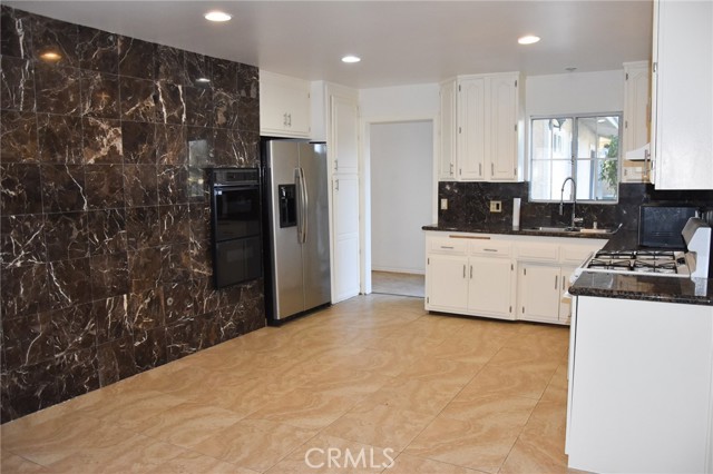 Detail Gallery Image 5 of 43 For 16131 Nassau Ln, Huntington Beach,  CA 92649 - 3 Beds | 3 Baths