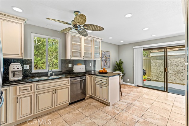 Detail Gallery Image 12 of 35 For 21 Summerwalk Ct, Newport Beach,  CA 92663 - 2 Beds | 2 Baths