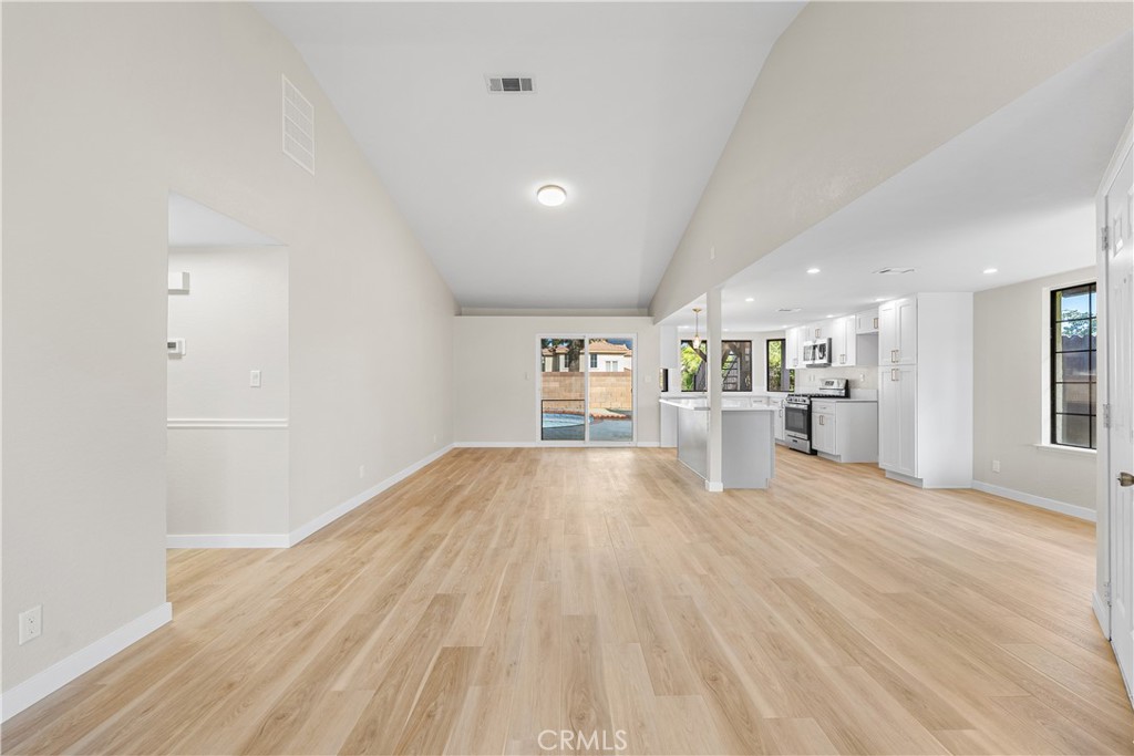 https://media.crmls.org/medias/8b97a5ff-9cea-4358-a22a-91910eca3b9b.jpg?preset=X-Large