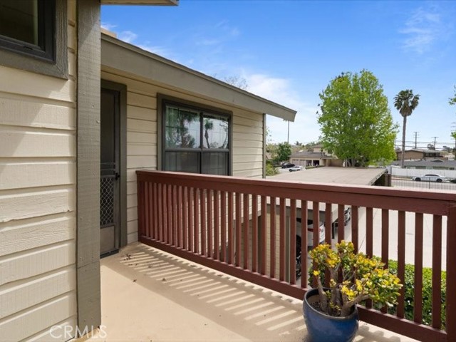 2157 Pacific Avenue, Costa Mesa CA: https://media.crmls.org/medias/8b987a73-6102-4eb5-a0c0-3c5a3f873376.jpg
