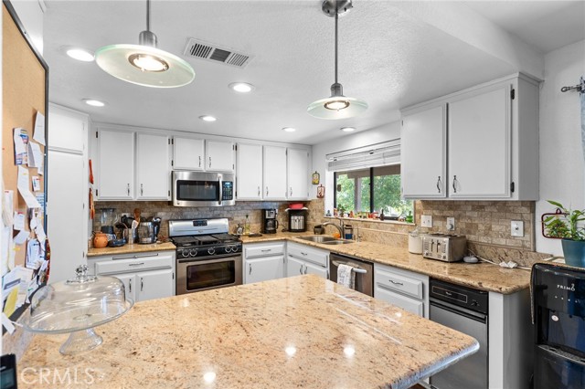 20071 Serrano, Apple Valley CA: https://media.crmls.org/medias/8b9a0a57-2a6b-4286-911c-2283202bb722.jpg