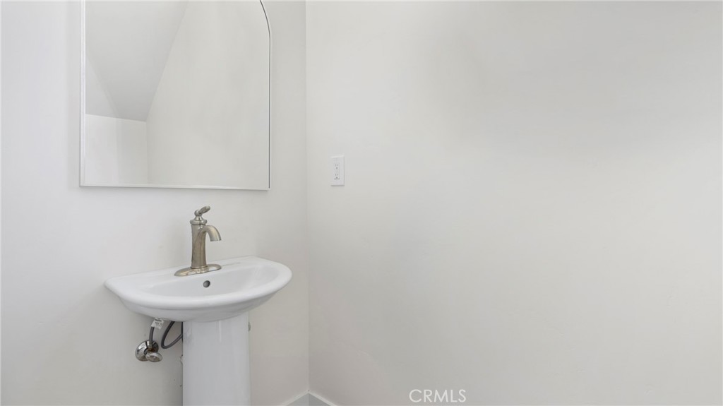https://media.crmls.org/medias/8ba4eb7c-548c-4fa1-8703-3d21707b655c.jpg?preset=X-Large