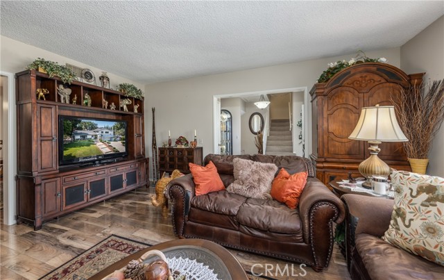 2242 Oak Crest Drive, Riverside CA: https://media.crmls.org/medias/8ba6752f-5eca-423c-bb34-f40bf0951c9b.jpg