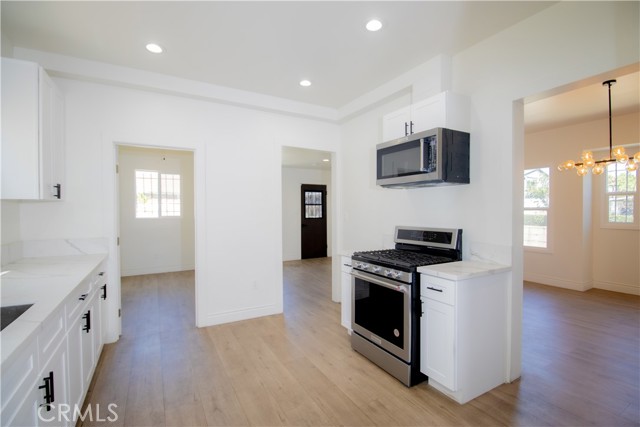 2101 Arlington Avenue, Los Angeles CA: https://media.crmls.org/medias/8ba7fa97-9fb2-4d1a-9e41-0c821949e61c.jpg