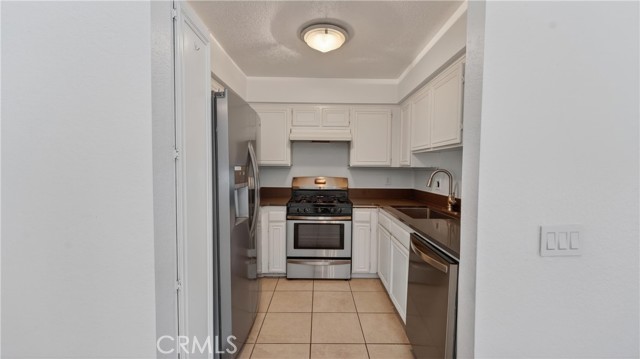 Detail Gallery Image 12 of 38 For 2600 W Segerstrom Ave #D,  Santa Ana,  CA 92704 - 3 Beds | 2/1 Baths