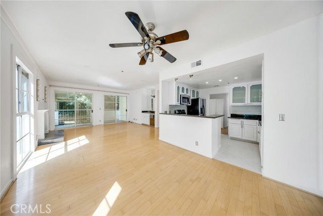 Detail Gallery Image 9 of 34 For 1401 S Bentley Ave #203,  Los Angeles,  CA 90025 - 2 Beds | 3 Baths