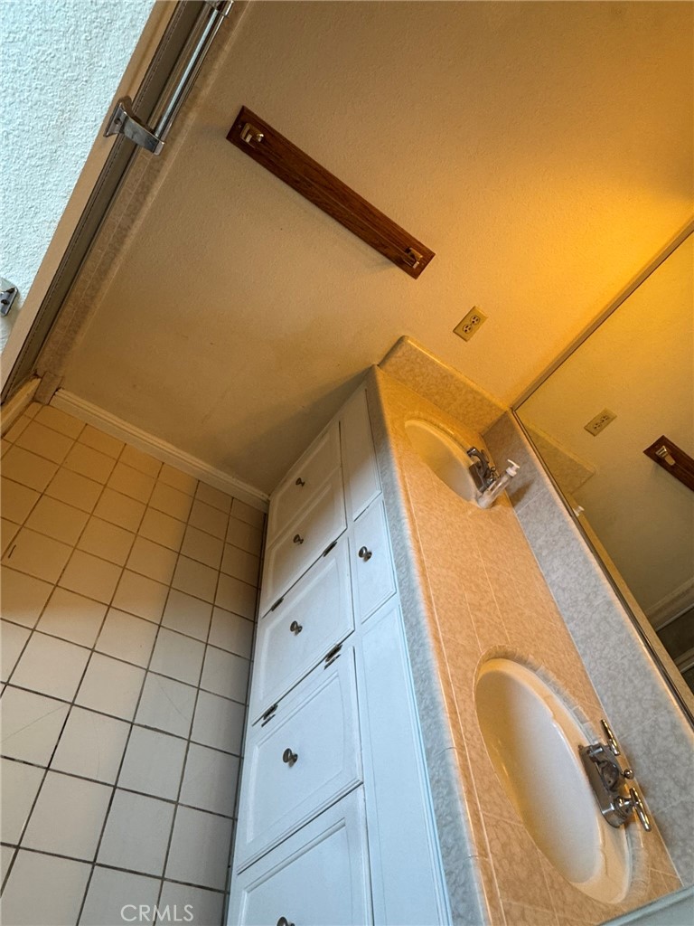 https://media.crmls.org/medias/8baa74e4-b267-4f4b-88aa-e8f8e987ecac.jpg?preset=X-Large
