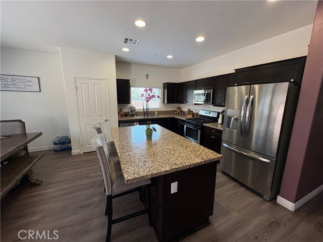 7015 Sweetleaf Drive, Fontana CA: https://media.crmls.org/medias/8baaddaf-6864-4d48-9751-f876dc752710.jpg