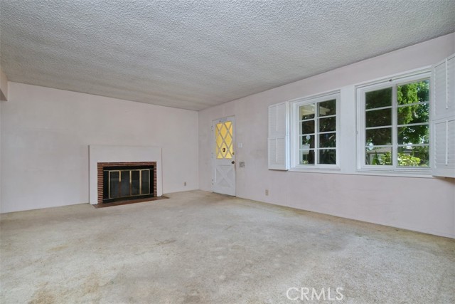 631 N Evergreen Street, Burbank CA: https://media.crmls.org/medias/8bab2466-0943-4bcc-9799-b9f6b246f9e4.jpg