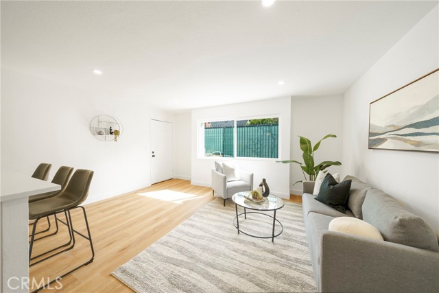 957 S Gramercy Drive, Los Angeles CA: https://media.crmls.org/medias/8bacc78a-a6f8-4261-9082-725d47ae0845.jpg