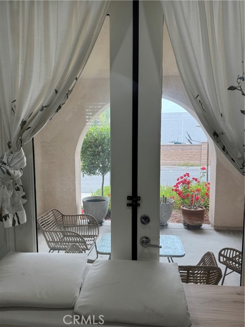 526 W Tribella Court, Santa Ana CA: https://media.crmls.org/medias/8bad023a-794a-4140-b2e9-297cdcbf933d.jpg
