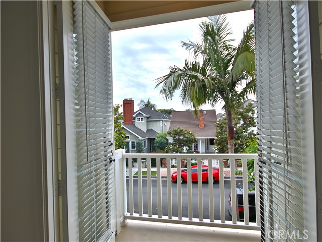 504 Dahlia Avenue, Corona del Mar CA: https://media.crmls.org/medias/8bb0779a-0103-4876-b7a4-02a68ab7205f.jpg