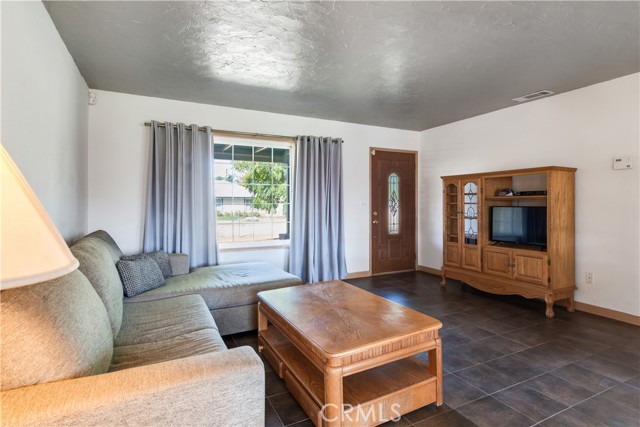 Detail Gallery Image 5 of 33 For 682 W Avenue L, Calimesa,  CA 92320 - 3 Beds | 2 Baths