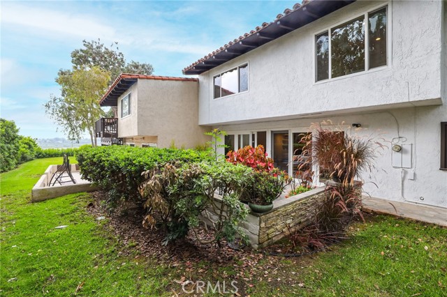 This home is an end unit with an abundance of natural light and peekaboo views to the back bay. The mature nature surrounding the back patio provides for an ultra private living experience.