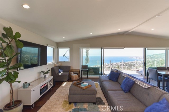Detail Gallery Image 7 of 38 For 2192 Crestview Dr, Laguna Beach,  CA 92651 - 3 Beds | 3/1 Baths