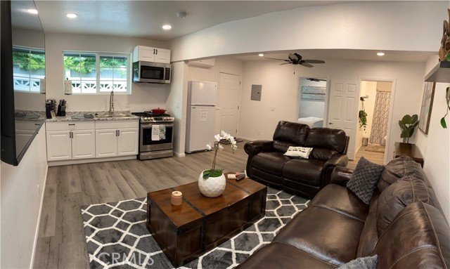 723 N Quince Avenue, Upland CA: https://media.crmls.org/medias/8bb86554-e2fd-4518-ac39-71be805d5f98.jpg