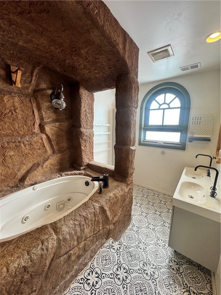 https://media.crmls.org/medias/8bb87569-204d-44a3-a909-c06ed78dcb95.jpg?preset=X-Large
