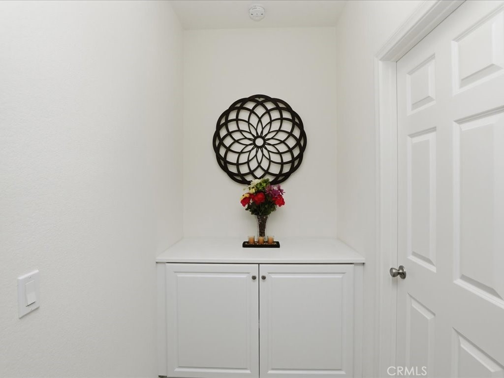 https://media.crmls.org/medias/8bb99080-6551-4d25-98de-58350cb6b0b7.jpg?preset=X-Large