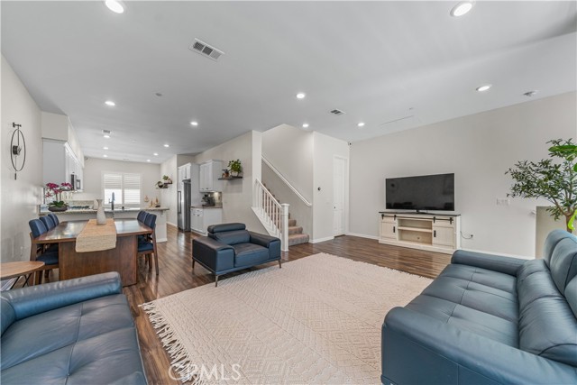 Detail Gallery Image 6 of 54 For 135 Neptune, Irvine,  CA 92618 - 2 Beds | 2/1 Baths