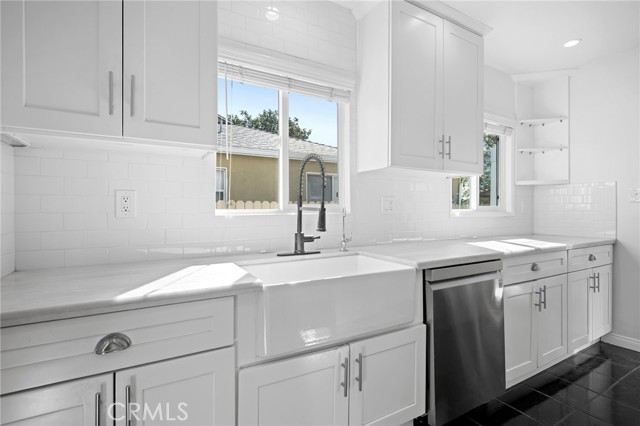 Detail Gallery Image 10 of 30 For 6637 Capps, Reseda,  CA 91335 - 3 Beds | 2/1 Baths