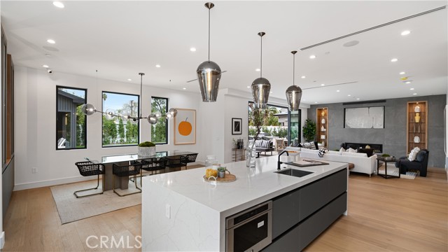 Detail Gallery Image 14 of 41 For 15473 La Maida St, Sherman Oaks,  CA 91403 - 5 Beds | 5/1 Baths