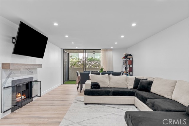 5325 Lindley Avenue, Tarzana CA: https://media.crmls.org/medias/8bbe6348-0c43-4ea8-9b92-72fb15404b89.jpg