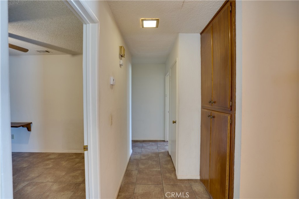 https://media.crmls.org/medias/8bc0e0f6-3543-4896-b494-256c012cdbc6.jpg?preset=X-Large