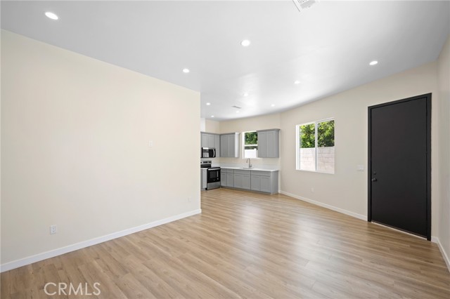 8302 Webb Avenue, Sun Valley CA: https://media.crmls.org/medias/8bc0e9f6-5c3c-4184-89ad-b99785f7b280.jpg