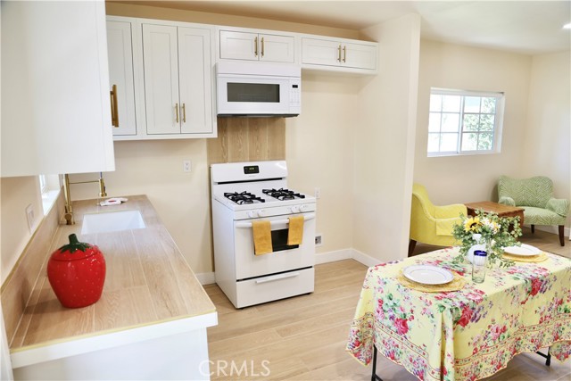 Detail Gallery Image 5 of 20 For 614 E I St #B,  Ontario,  CA 91764 - 1 Beds | 1 Baths
