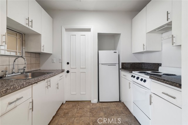 2109 N Dymond Street, Burbank CA: https://media.crmls.org/medias/8bc5148e-3c4a-4a25-bb2a-962fbfb505d0.jpg