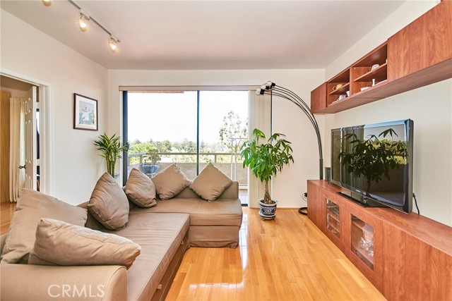 Detail Gallery Image 8 of 22 For 1144 Walnut Grove Ave #C,  Rosemead,  CA 91770 - 2 Beds | 3 Baths
