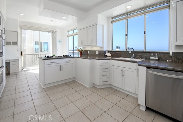 Detail Gallery Image 24 of 53 For 216 23rd St, Manhattan Beach,  CA 90266 - 4 Beds | 3 Baths