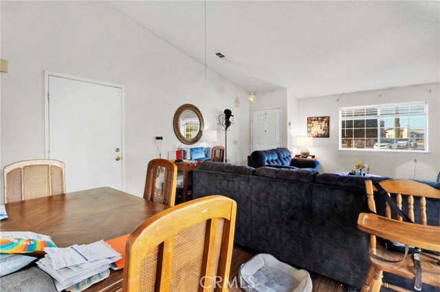 Detail Gallery Image 9 of 29 For 15837 Sandalwood, Victorville,  CA 92395 - 2 Beds | 2 Baths