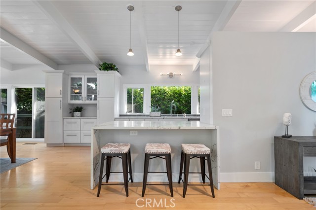 Kitchen Island/Breakfast Bar