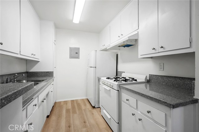 1422 N Curson Avenue, Los Angeles CA: https://media.crmls.org/medias/8bcd28f0-fb30-4f22-a3ff-3e2da56b466b.jpg