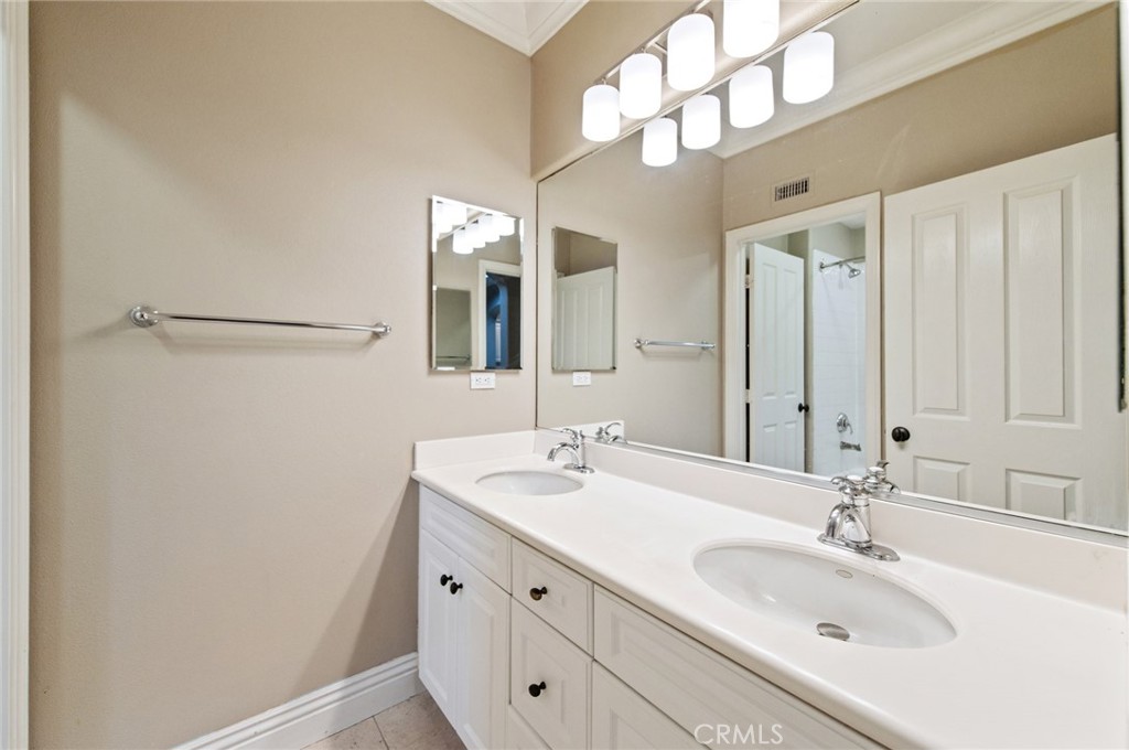 MLS #OC25261172 image #29