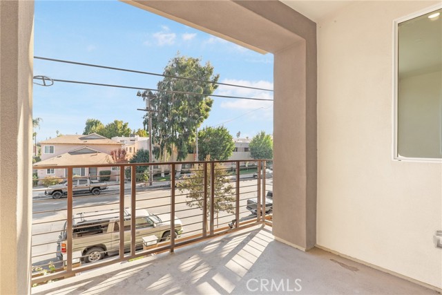 Detail Gallery Image 13 of 41 For 14100 W Monroe Pl, Van Nuys,  CA 91405 - 3 Beds | 4 Baths