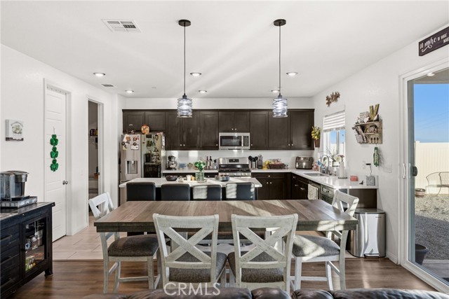 Detail Gallery Image 10 of 42 For 4013 Elderberry, Lake Elsinore,  CA 92530 - 5 Beds | 3 Baths